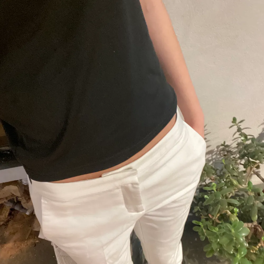 Säljer dessa skit snygga vita kostymbyxorna ifrån Zara. Kommer tyvärr inte till användning men passar mig som är 168.💕💕. Jeans & Byxor.
