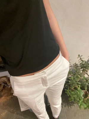 Kostymbyxor  - Säljer dessa skit snygga vita kostymbyxorna ifrån Zara. Kommer tyvärr inte till användning men passar mig som är 168.💕💕