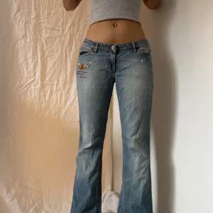 Använd gärna köp nu om du vill köpa/eller skriv till mig privat! Bootcut jeans köpta secondhand Uppskattade mått:  Midja: cirka 82 Innerbenslängden: cirka 78