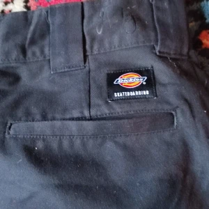 Dickies skateboarding - Dickies skatboarding jamie foy. Bra skick en av hållarna till bälten är lite slitet. 