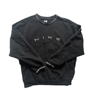 Vintage nike sweatshirt - Snygg oversized vintage nike sweatshirt, passar tjejer och killar. Strl XXL på lapp men passar många. Bra skick förutom väldigt två enstaka små hål på framsidan som är lagade. Köparen står för frakt. ❤️