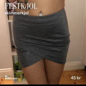 Kjol - Snygg kjol till fest med skimmer ifrån ginatricot. Stl xs. Frakten ingår i priset!