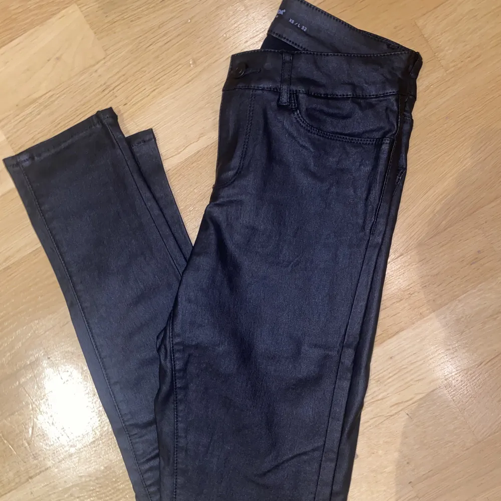 Skinn - imitation jeans.  Endast testade. . Jeans & Byxor.