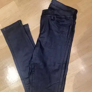 Skinn - imitation jeans.  Endast testade. 