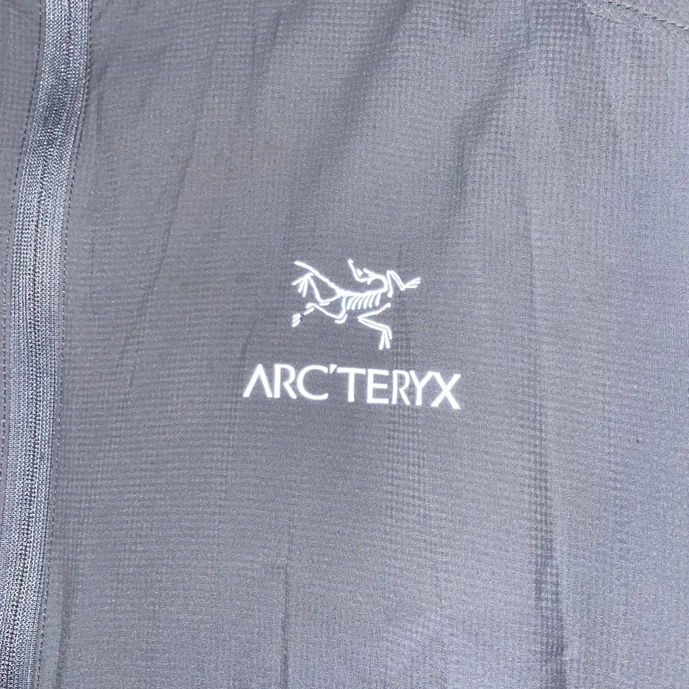 Säljer denna Arcteryx vind jacka med eller utan luva, det väljer du själv ;) Storlek M. Oerhört snygg och fin jacka för alla årstider! . Jackor.