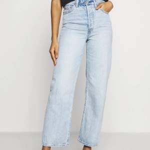 Säljer ett par superfina Levis jeans i straight modellen (känns som nya och har inga defekter alls). Köpta här på Plick men passade tyvärr inte mig.