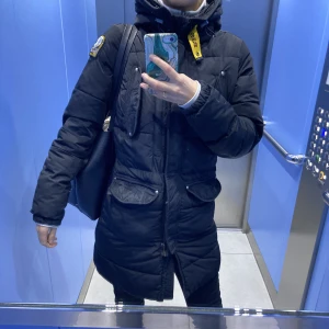 Parajumpers jacka  - Säljer min Parajumpers jacka, den skulle behöva en tvätt därav priset, annars är den i bra skick. 💕 