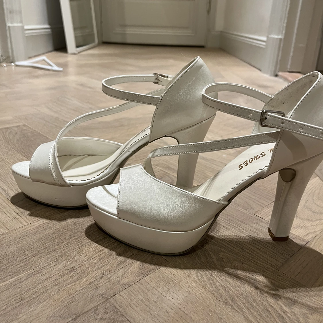 Vita klackskor strl 39