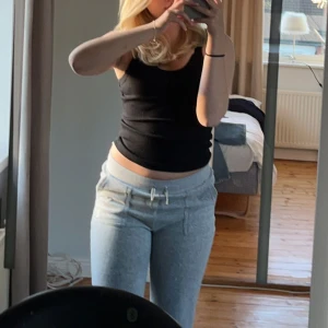 Juicy couture byxor strl s - Säljer nu mina juicy couture byxor i storlek s, och färg ljus grå. Säljer pågrund av att jag tyvärr växt ur dom. Köpta för 1200kr men säljer nu för 500 pluss frakt.