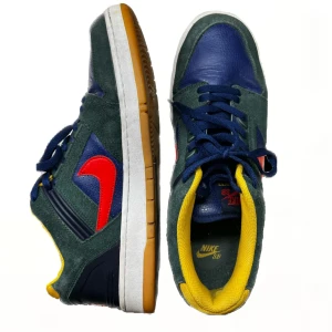 Retro skor från Nike - Säljer mina retro skor från Nike då jag aldrig använder dem.  Köpta för 800kr säljer för 400kr✨ Storlek 45 men väldigt små i storleken då jag alltid har storlek 44🔥