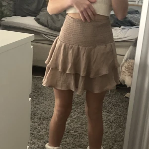 Kjolar - Kjol från shein,  och beige. Använd ca 1 gång styck. Om du har funderingar eller intresse för någon eller båda skriv till mig. 