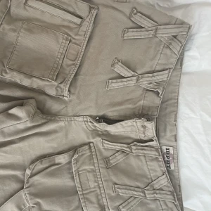 lågmidjade cargobyxor - lågmidjade, utsvängda cargobyxor🤩knappt använda