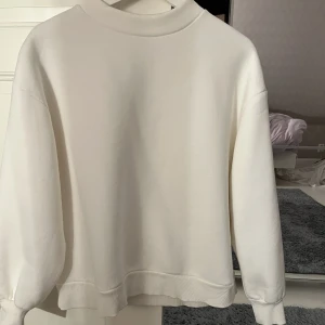 Vit sweatshirt i ekologisk bomull från NAKD - Vit ekologisk sweatshirt i ekologisk bomull från NAKD! Superfint skick och endast använd ett fåtal gånger