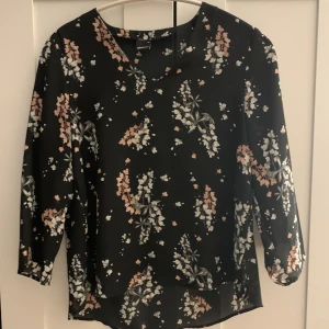 Blus - Snygg blus från Gina tricot. Strl 34.  Hel och fin.  Kan skickas om köparen står för frakten. 