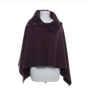 Vinröd cape - Superfin vinröd cape i bra skick, ONE SIZE men passar nästan alla storlekar 