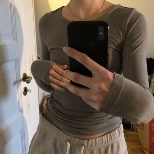 Långärmad tshirt/tröja  - Grå stretchig långärmad! Tyget lite utdraget på ena armen men inget man tänker på när man använder den. I övrigt väldigt fint skick! Står XS i men passar både S och XS.