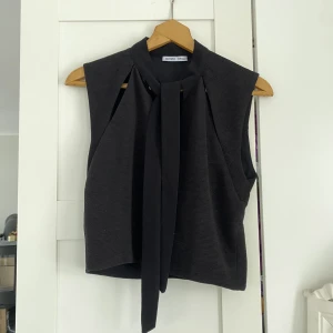 Superfin blus  - Superbra skick, säljer då den aldrig kommer till användning! Blus med band som går att knyta vid halsen! Har du ngn fråga så är det bara att skriva!💕