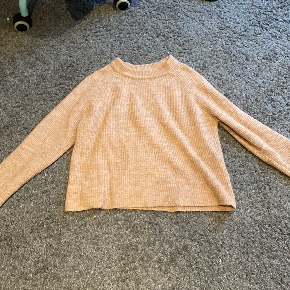 Stickad tröja från pieces.