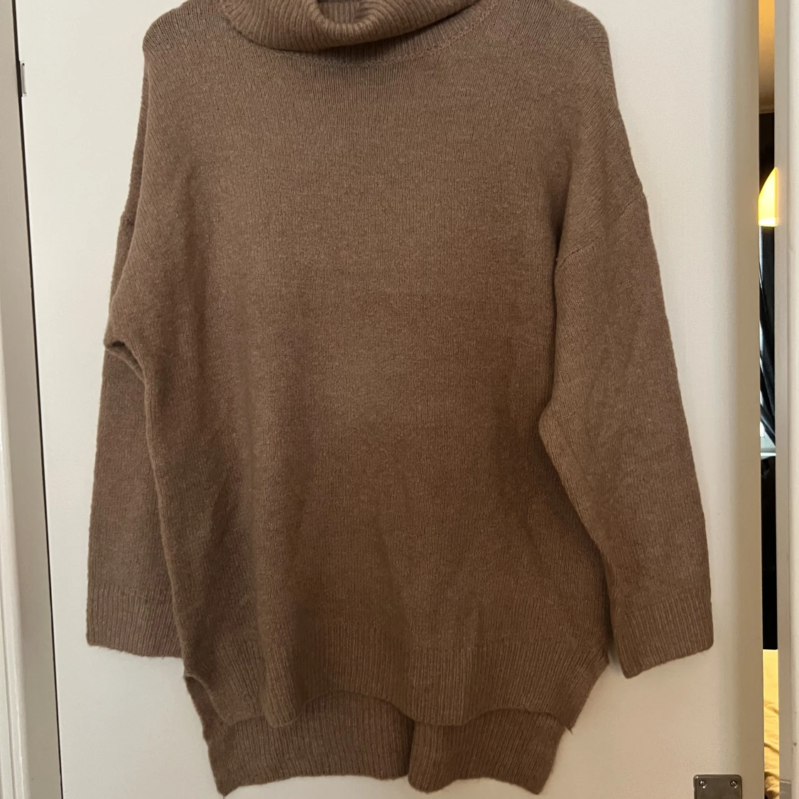 Mörk beige stickad tröja med krage  - 90