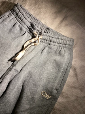 Carin Wester Mjukisbyxor - Helt oanvända Carin Wester mjukisbyxor som även är fodrade och gjorda på ett tjockt mjukt material. 