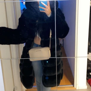 Päls Jacka från Hollies - Jätte fin päls jacka från Hollies, köpt för 1 månad sen och använd enstaka gånger så som ny!  Lagting jackan för 1.500 egentligen då jag tycker den är värd det pga kvalitet och knappt använd men testar med budgivning då ingen har skrivit på den tidigare!