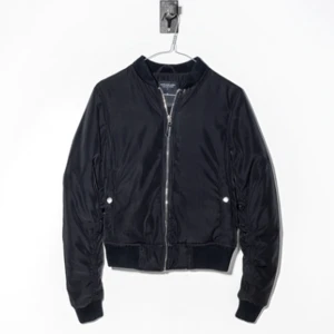 Bomberjacka - En bomberjacka från Lager157. Nypris 400kr✨riktigt bra skick. Säljer för att den inte kommer till användning💓