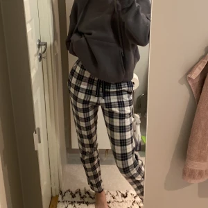 Pyjamasbyxor! - Sköna pyjamasbyxor i storlek xs. Passar bra på mig som är 166 cm lång och är inte använda så mycket. Tidigare pris 300kr, nytt pris 150kr💕