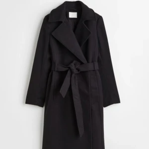 Lång kappa - Jätte fin kappa och elegant ,använts en gång så den är som ny den är slutsåld överallt 🤍