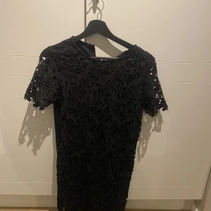 Klänning med spets  - Superfin klänning med fint mönster, fin till både sommar och höst. 