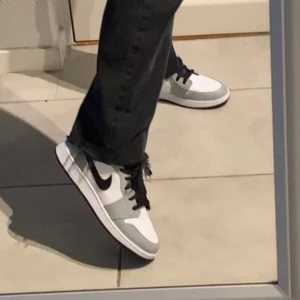 Jordans 1 low smoked grey  - I väldigt gott skick då dem knappt är använda! Självklart är dem äkta. Storlek 40 