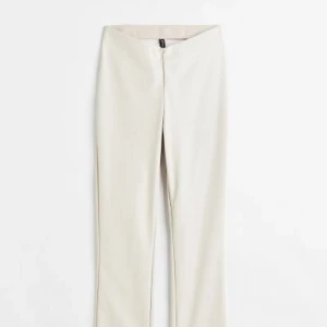 Skinnbyxor - Skinnbyxor i beige.  Storlek 38, men skulle säga passar till 34/36.  Nyskick( testade 1 gång)