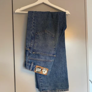Cheap Monday wide leg jeans - Riktigt schyssta breda jeans som sitter perfekt över skorna.   Modellen heter Bez och är något högmidjad.   Storlek 28 i midja men passar mig som vanligtvis har 30 i midja. Jag är 180cm och sitter bra längdmässigt