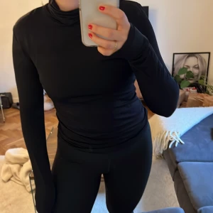 Svart polo tröja  - En svart polo tröja från Gina Tricot i ett super mjukt material, lite liknande skims material. Använd fåtal gånger, jättefint skick! Storlek S 🖤