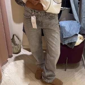 (LÅNAD BILD!) Intressekoll på dessa snygga och sköna jeans från Gina tricot i fint skick. Modellen är low straight jeans, i grå färg. Köpta för 499kr! Skriv privat för egna frågor+bilder. Innerbenslängd=80cm