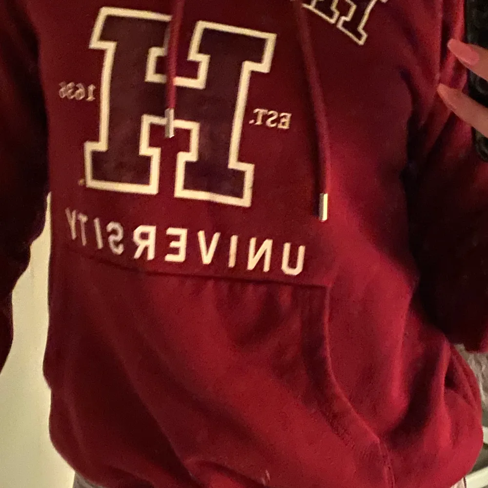 En Harvard hoodie från hm, knappt använd så bra skick . Färgen är vinröd och den sitter bra. Tröjor & Koftor.