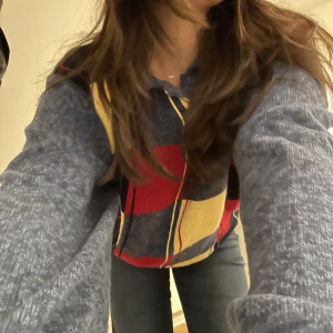 Härlig färgglad stickad tröja  - Mysig färgglad stickad tröja med krage💫pris kan diskuteras💓