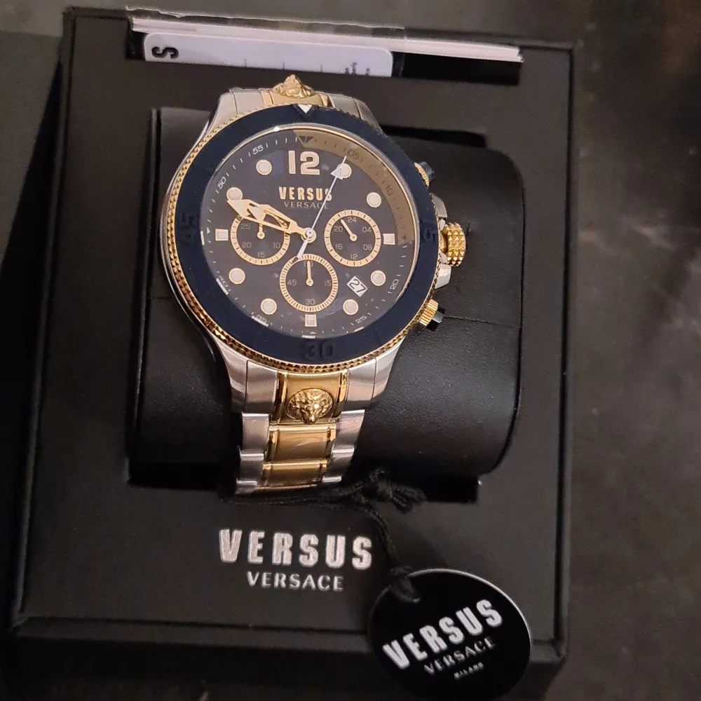 Hej!  Säljer denna helt nya och oanvända Versace klockan. Den är givetvis äkta och kommer med kvitto och garanti på 2 år :) Finns i Uppsala eller i centrala Stockholm . Accessoarer.