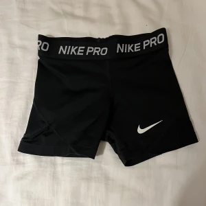 Nike pro shorts - Köpte 2021, shortsen är i bra skick och har använts ganska lite.💓Säljer dem för att de är för små.☺️