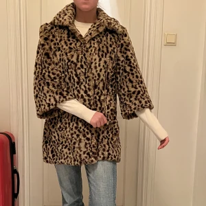 Jacka med trekvartsärm - Trendig jacka med trekvartsärm i leopard. Fint skick. Storlek S. Köparen står för frakten. Skriv vid intresse🫶🫶