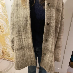 kappa från other stories  - Jättefin och skön kappa från & other stories, säljer då den knappt kommer till användning längre och den har inga defekter eller tecken på slitage. den är lite oversized och är i strl 38