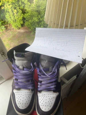 Wts Air Jordan 1 Retro high court purple  - Tjenare !  Wts ett par Aj1 retro high court purple  Storlek eu  42,5     Us 9  Pris 1000 kr  Finns i Kristinehamn annars kan frakt lösas på 99 kr postnord på köparens bekostnad.   Skicka pm vid frågor/ funderingar.