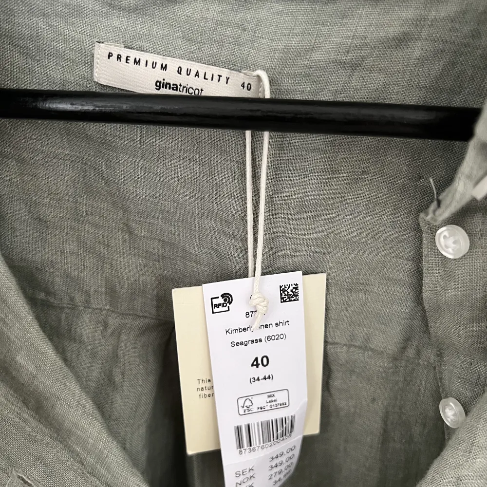 En grön linneskjorta från Ginatricot i storlek 40❤️aldrig använd och har kvar prislappen, ordinarie pris 349 kr🫶🏼🫶🏼. Skjortor.