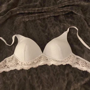 Bh  - En superfin Baby blå bh med vit spets (utan bygel). Tyvärr alldeles för liten så har inte använt den. Säljer för 50kr. 