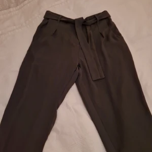 Byxor - Byxor i mjukt tunnt material. Använda max 2 ggr, så i nyskick. Storlek small. 50 kr. Köparen står för frakten.