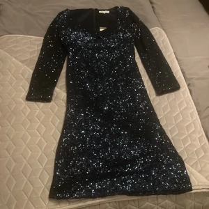 Blå paljettklännig st M-S - En helt oanvänd blå paljettklänning i st M-S💙 Väldigt fin nu inför julen och nyår🫶🏽 Priset går att diskuteras.