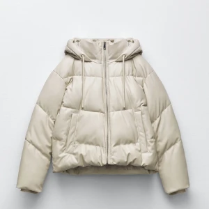 Faux leather puffer  - En jättemysig beige vinterjacka från Zara i bra skick, använd fåtal gånger. Har värmeisolerade fickor som går att stänga med dragkedja, justerbara band i midjan och en stor luva! Jag har fler bilder om så önskas💕