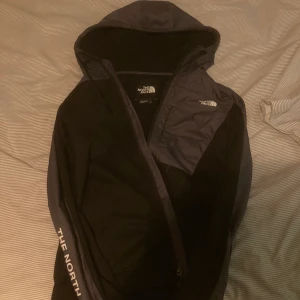 North face limited edition - Fin northface hoodie som är hälften Hoodie hälften jacka. Storlek xs.  Limited edition