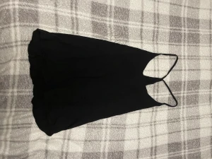 Tränings linne  - Begagnat tränings linne, använd 1 gång av mig och är i fint skick. Passar som en storlek M men finns ingen lapp kvar.