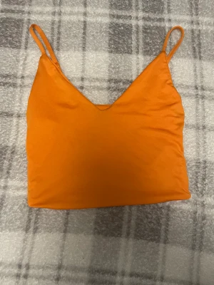 Topp i linne modell  - Storlek- small, kort modell. Använd 1 gång.