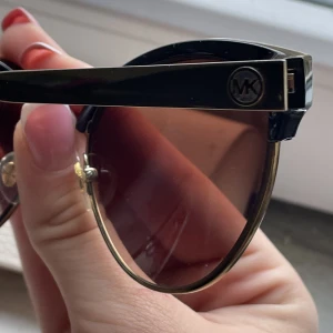 Michael kors solglasögon  - Michael kors solglasögon, använda ett par gånger men i gott skick. Nypris 1,200 men säljer för 800 pris kan diskuteras!!
